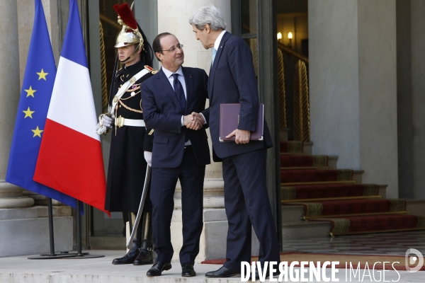 A l occasion de la réunion du groupe international de soutien au Liban, François HOLLANDE reçoit John KERRY et Serguei LAVROV en pleine crise ukrainienne.