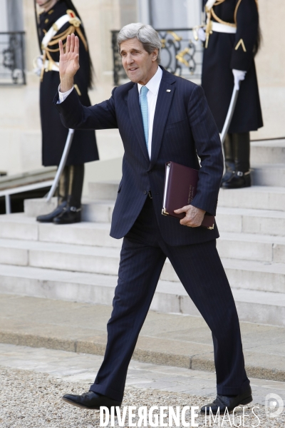 A l occasion de la réunion du groupe international de soutien au Liban, François HOLLANDE reçoit John KERRY et Serguei LAVROV en pleine crise ukrainienne.
