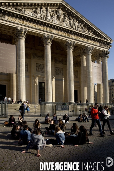 Le Panthéon, construit par l architecte Jacques-Germain SOUFFLOT pour être l  église Sainte-Geneviève, a maintenant vocation à honorer de grands personnages ayant marqué l histoire de France.