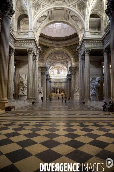 Le Panthéon, construit par l architecte Jacques-Germain SOUFFLOT pour être l  église Sainte-Geneviève, a maintenant vocation à honorer de grands personnages ayant marqué l histoire de France.