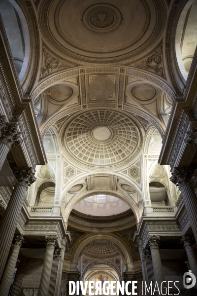 Le Panthéon, construit par l architecte Jacques-Germain SOUFFLOT pour être l  église Sainte-Geneviève, a maintenant vocation à honorer de grands personnages ayant marqué l histoire de France.