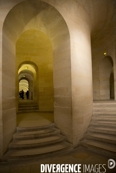Le Panthéon, construit par l architecte Jacques-Germain SOUFFLOT pour être l  église Sainte-Geneviève, a maintenant vocation à honorer de grands personnages ayant marqué l histoire de France.