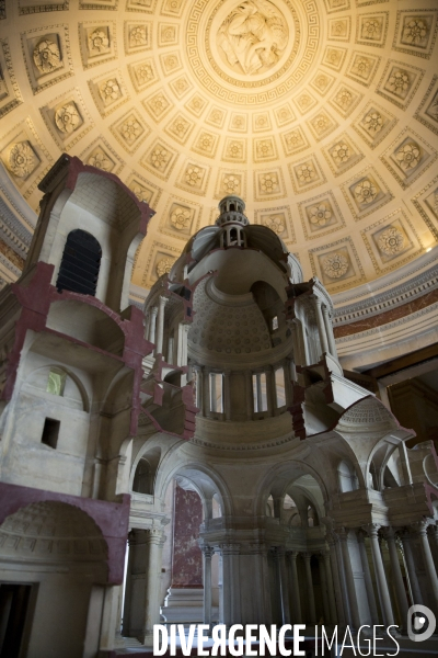 Le Panthéon, construit par l architecte Jacques-Germain SOUFFLOT pour être l  église Sainte-Geneviève, a maintenant vocation à honorer de grands personnages ayant marqué l histoire de France.