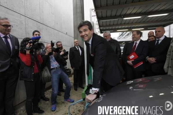 Arnaud MONTEBOURG inaugure la station de rechargement des véhicules électriques de Bercy