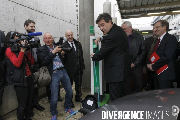 Arnaud MONTEBOURG inaugure la station de rechargement des véhicules électriques de Bercy