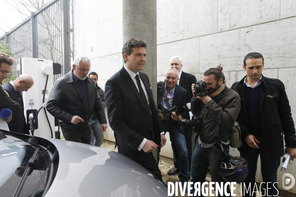 Arnaud MONTEBOURG inaugure la station de rechargement des véhicules électriques de Bercy