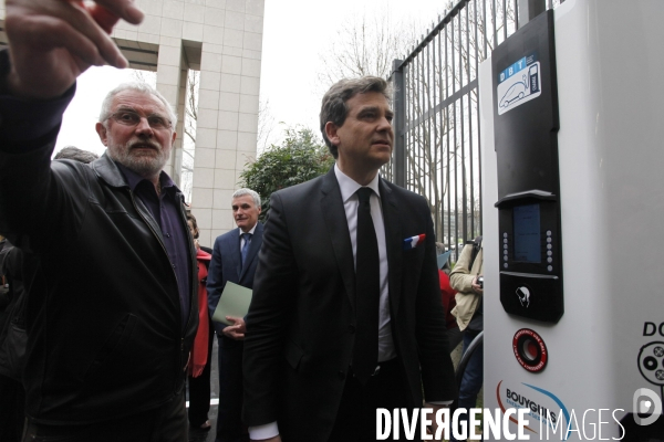 Arnaud MONTEBOURG inaugure la station de rechargement des véhicules électriques de Bercy