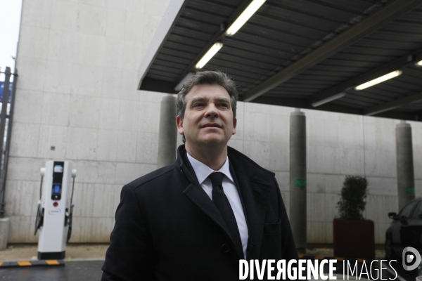 Arnaud MONTEBOURG inaugure la station de rechargement des véhicules électriques de Bercy