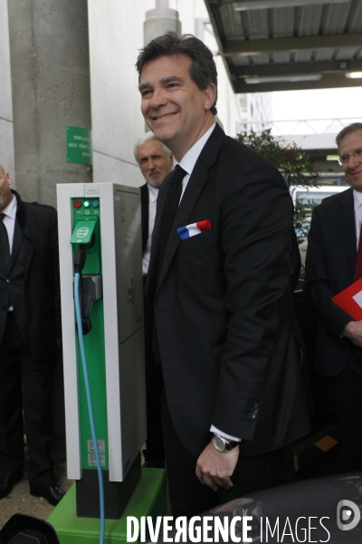 Arnaud MONTEBOURG inaugure la station de rechargement des véhicules électriques de Bercy