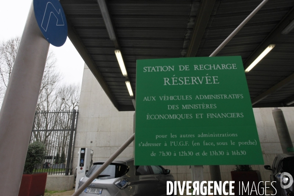 Arnaud MONTEBOURG inaugure la station de rechargement des véhicules électriques de Bercy