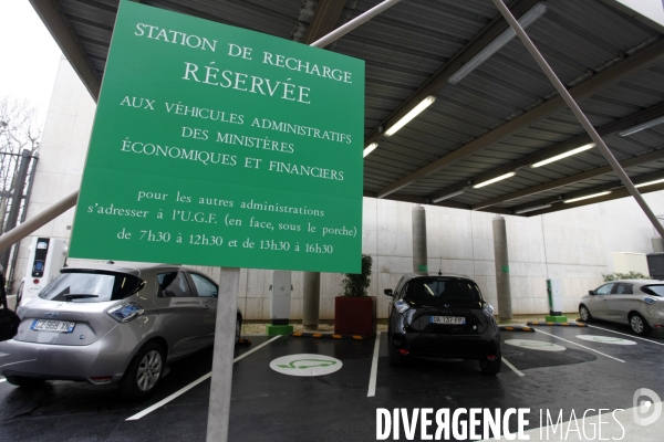 Arnaud MONTEBOURG inaugure la station de rechargement des véhicules électriques de Bercy