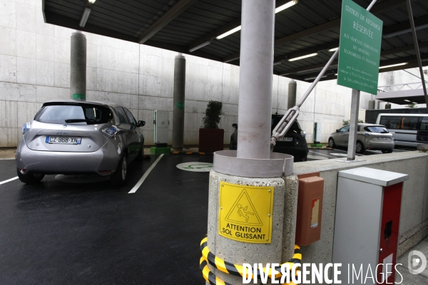 Arnaud MONTEBOURG inaugure la station de rechargement des véhicules électriques de Bercy