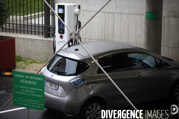 Arnaud MONTEBOURG inaugure la station de rechargement des véhicules électriques de Bercy