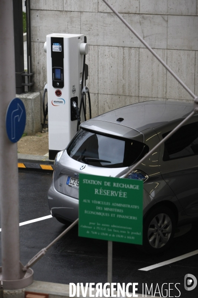 Arnaud MONTEBOURG inaugure la station de rechargement des véhicules électriques de Bercy