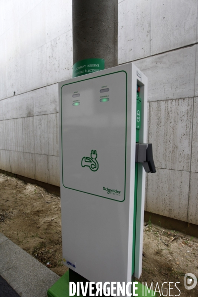 Arnaud MONTEBOURG inaugure la station de rechargement des véhicules électriques de Bercy