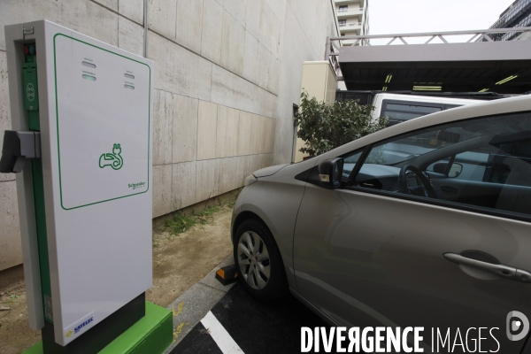 Arnaud MONTEBOURG inaugure la station de rechargement des véhicules électriques de Bercy