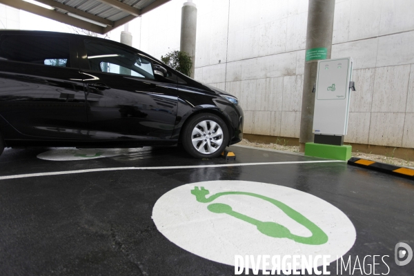 Arnaud MONTEBOURG inaugure la station de rechargement des véhicules électriques de Bercy