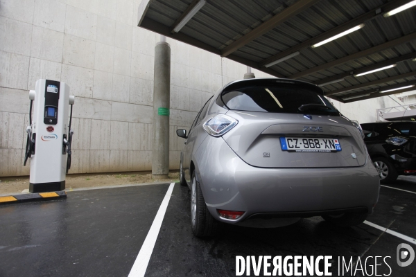 Arnaud MONTEBOURG inaugure la station de rechargement des véhicules électriques de Bercy