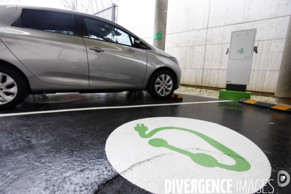 Arnaud MONTEBOURG inaugure la station de rechargement des véhicules électriques de Bercy