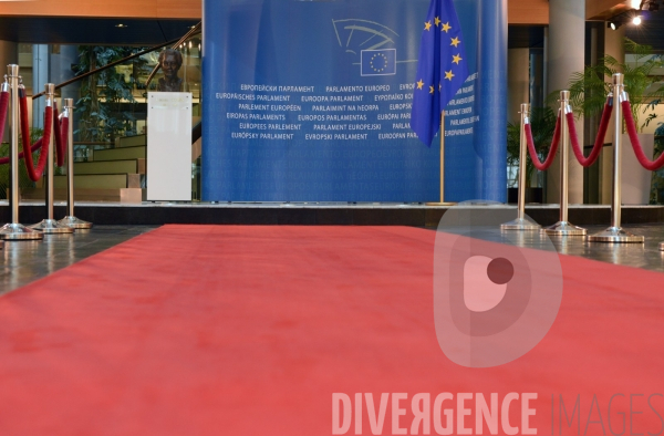 Le Parlement Européen de Strasbourg ( entrée - interieur - drapeau)