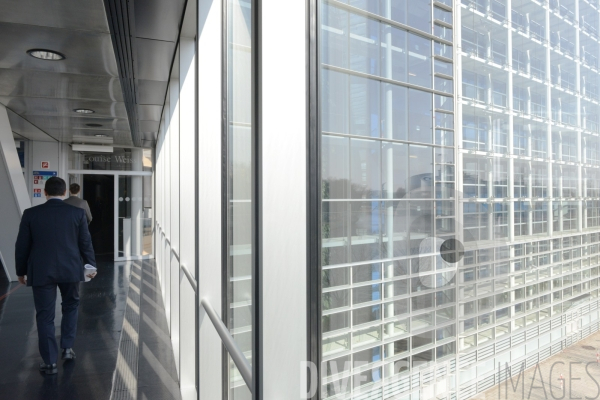 Le Parlement Européen de Strasbourg ( batiment - passerelle)