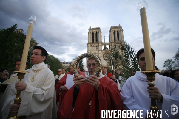 La Sainte Couronne d Epines quitte la Cathédrale Notre Dame de Paris pour la Sainte Chapelle pour marquer le 800 ème anniversaire de la naissance et du Baptème de Saint Louis