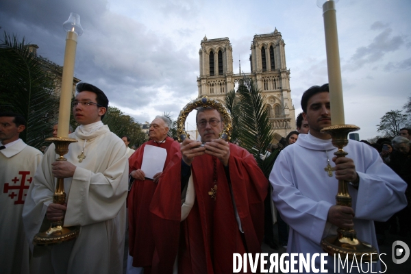 La Sainte Couronne d Epines quitte la Cathédrale Notre Dame de Paris pour la Sainte Chapelle pour marquer le 800 ème anniversaire de la naissance et du Baptème de Saint Louis