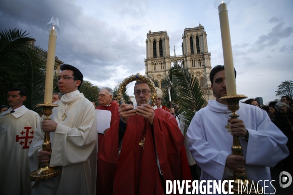 La Sainte Couronne d Epines quitte la Cathédrale Notre Dame de Paris pour la Sainte Chapelle pour marquer le 800 ème anniversaire de la naissance et du Baptème de Saint Louis