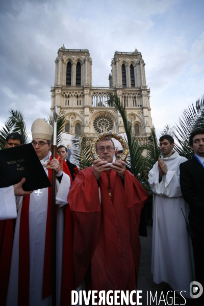 La Sainte Couronne d Epines quitte la Cathédrale Notre Dame de Paris pour la Sainte Chapelle pour marquer le 800 ème anniversaire de la naissance et du Baptème de Saint Louis