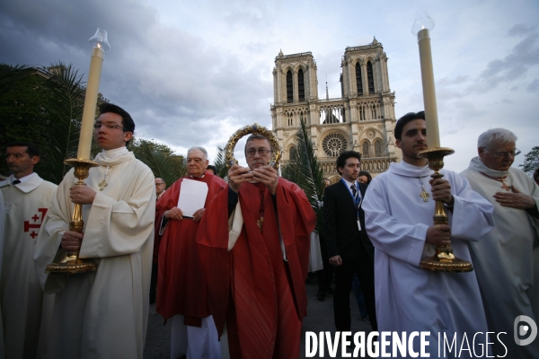 La Sainte Couronne d Epines quitte la Cathédrale Notre Dame de Paris pour la Sainte Chapelle pour marquer le 800 ème anniversaire de la naissance et du Baptème de Saint Louis