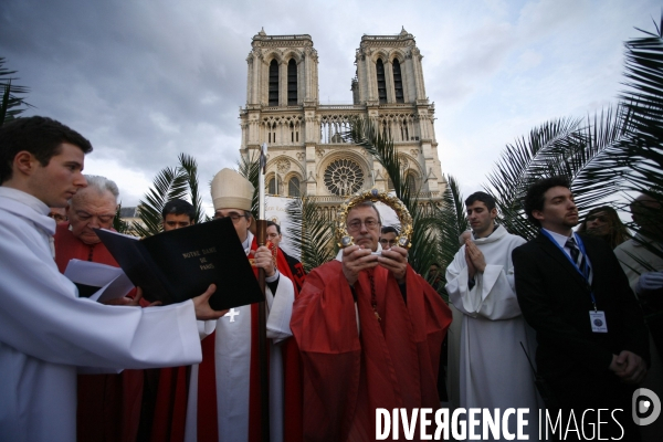 La Sainte Couronne d Epines quitte la Cathédrale Notre Dame de Paris pour la Sainte Chapelle pour marquer le 800 ème anniversaire de la naissance et du Baptème de Saint Louis