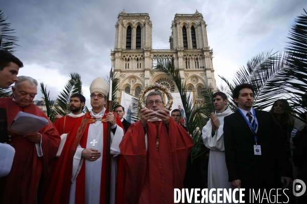 La Sainte Couronne d Epines quitte la Cathédrale Notre Dame de Paris pour la Sainte Chapelle pour marquer le 800 ème anniversaire de la naissance et du Baptème de Saint Louis