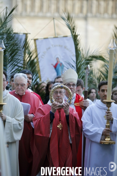 La Sainte Couronne d Epines quitte la Cathédrale Notre Dame de Paris pour la Sainte Chapelle pour marquer le 800 ème anniversaire de la naissance et du Baptème de Saint Louis