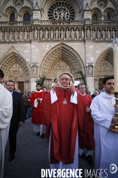 La Sainte Couronne d Epines quitte la Cathédrale Notre Dame de Paris pour la Sainte Chapelle pour marquer le 800 ème anniversaire de la naissance et du Baptème de Saint Louis