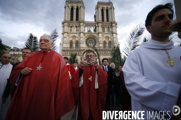 La Sainte Couronne d Epines quitte la Cathédrale Notre Dame de Paris pour la Sainte Chapelle pour marquer le 800 ème anniversaire de la naissance et du Baptème de Saint Louis