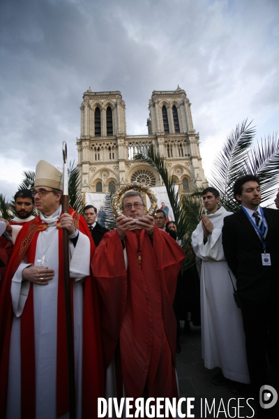 La Sainte Couronne d Epines quitte la Cathédrale Notre Dame de Paris pour la Sainte Chapelle pour marquer le 800 ème anniversaire de la naissance et du Baptème de Saint Louis
