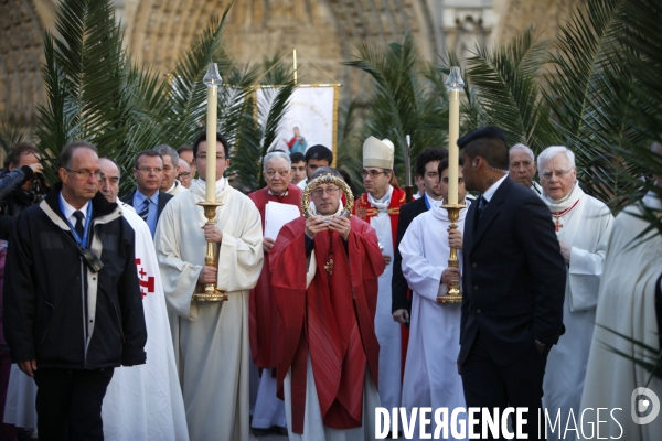 La Sainte Couronne d Epines quitte la Cathédrale Notre Dame de Paris pour la Sainte Chapelle pour marquer le 800 ème anniversaire de la naissance et du Baptème de Saint Louis