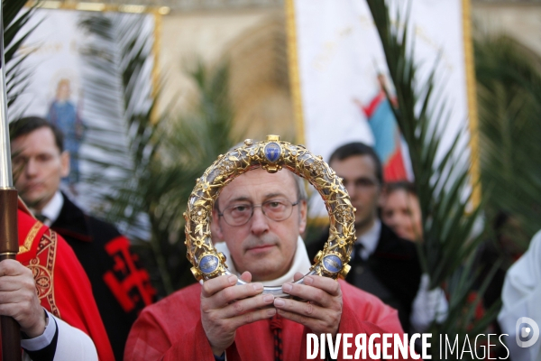 La Sainte Couronne d Epines quitte la Cathédrale Notre Dame de Paris pour la Sainte Chapelle pour marquer le 800 ème anniversaire de la naissance et du Baptème de Saint Louis