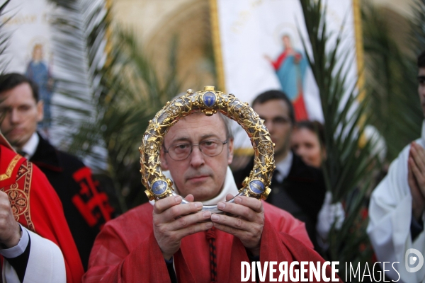 La Sainte Couronne d Epines quitte la Cathédrale Notre Dame de Paris pour la Sainte Chapelle pour marquer le 800 ème anniversaire de la naissance et du Baptème de Saint Louis