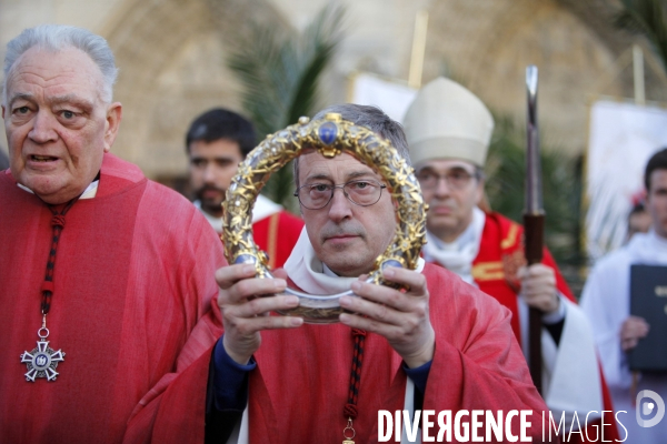 La Sainte Couronne d Epines quitte la Cathédrale Notre Dame de Paris pour la Sainte Chapelle pour marquer le 800 ème anniversaire de la naissance et du Baptème de Saint Louis