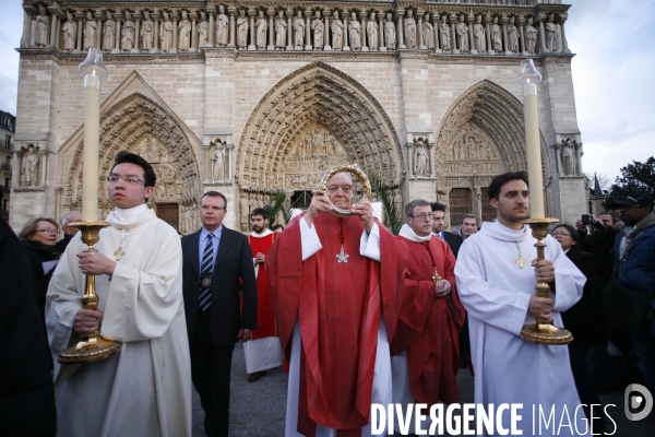 La Sainte Couronne d Epines quitte la Cathédrale Notre Dame de Paris pour la Sainte Chapelle pour marquer le 800 ème anniversaire de la naissance et du Baptème de Saint Louis