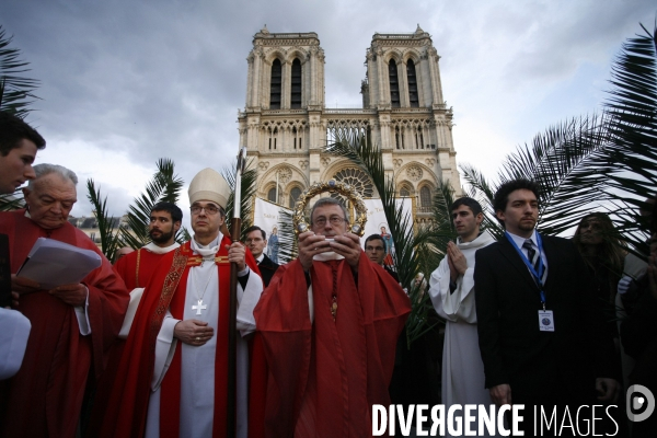 La Sainte Couronne d Epines quitte la Cathédrale Notre Dame de Paris pour la Sainte Chapelle pour marquer le 800 ème anniversaire de la naissance et du Baptème de Saint Louis