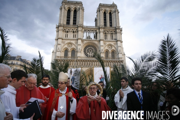 La Sainte Couronne d Epines quitte la Cathédrale Notre Dame de Paris pour la Sainte Chapelle pour marquer le 800 ème anniversaire de la naissance et du Baptème de Saint Louis