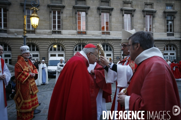 La Sainte Couronne d Epines quitte la Cathédrale Notre Dame de Paris pour la Sainte Chapelle pour marquer le 800 ème anniversaire de la naissance et du Baptème de Saint Louis