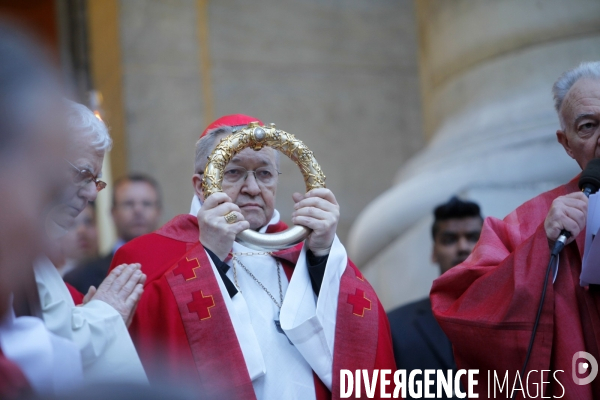 La Sainte Couronne d Epines quitte la Cathédrale Notre Dame de Paris pour la Sainte Chapelle pour marquer le 800 ème anniversaire de la naissance et du Baptème de Saint Louis