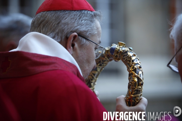 La Sainte Couronne d Epines quitte la Cathédrale Notre Dame de Paris pour la Sainte Chapelle pour marquer le 800 ème anniversaire de la naissance et du Baptème de Saint Louis