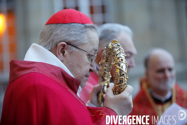 La Sainte Couronne d Epines quitte la Cathédrale Notre Dame de Paris pour la Sainte Chapelle pour marquer le 800 ème anniversaire de la naissance et du Baptème de Saint Louis