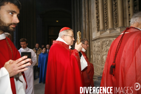 La Sainte Couronne d Epines quitte la Cathédrale Notre Dame de Paris pour la Sainte Chapelle pour marquer le 800 ème anniversaire de la naissance et du Baptème de Saint Louis