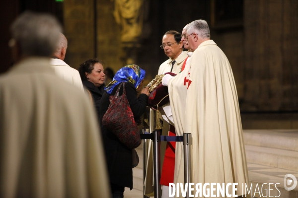 La Sainte Couronne d Epines quitte la Cathédrale Notre Dame de Paris pour la Sainte Chapelle pour marquer le 800 ème anniversaire de la naissance et du Baptème de Saint Louis