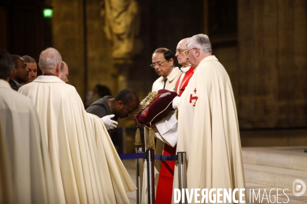 La Sainte Couronne d Epines quitte la Cathédrale Notre Dame de Paris pour la Sainte Chapelle pour marquer le 800 ème anniversaire de la naissance et du Baptème de Saint Louis